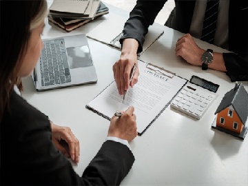 房子延期交付，多久可以要求开发商赔偿违约金？专业解析帮你维权